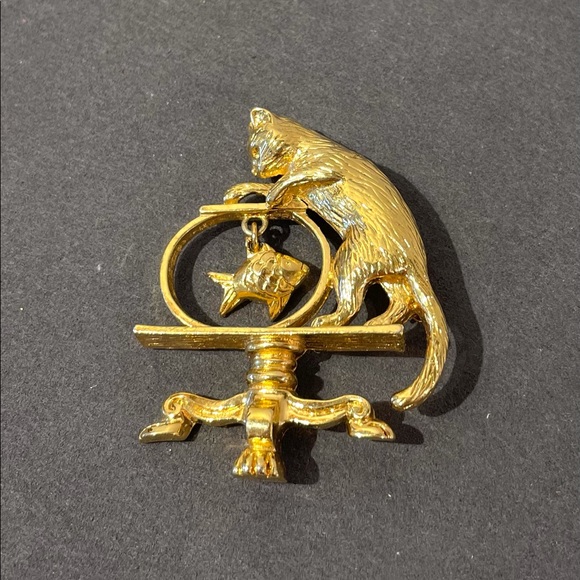 Gold tone cat and fish bowl brooch. Fish moves. - Picture 5 of 5